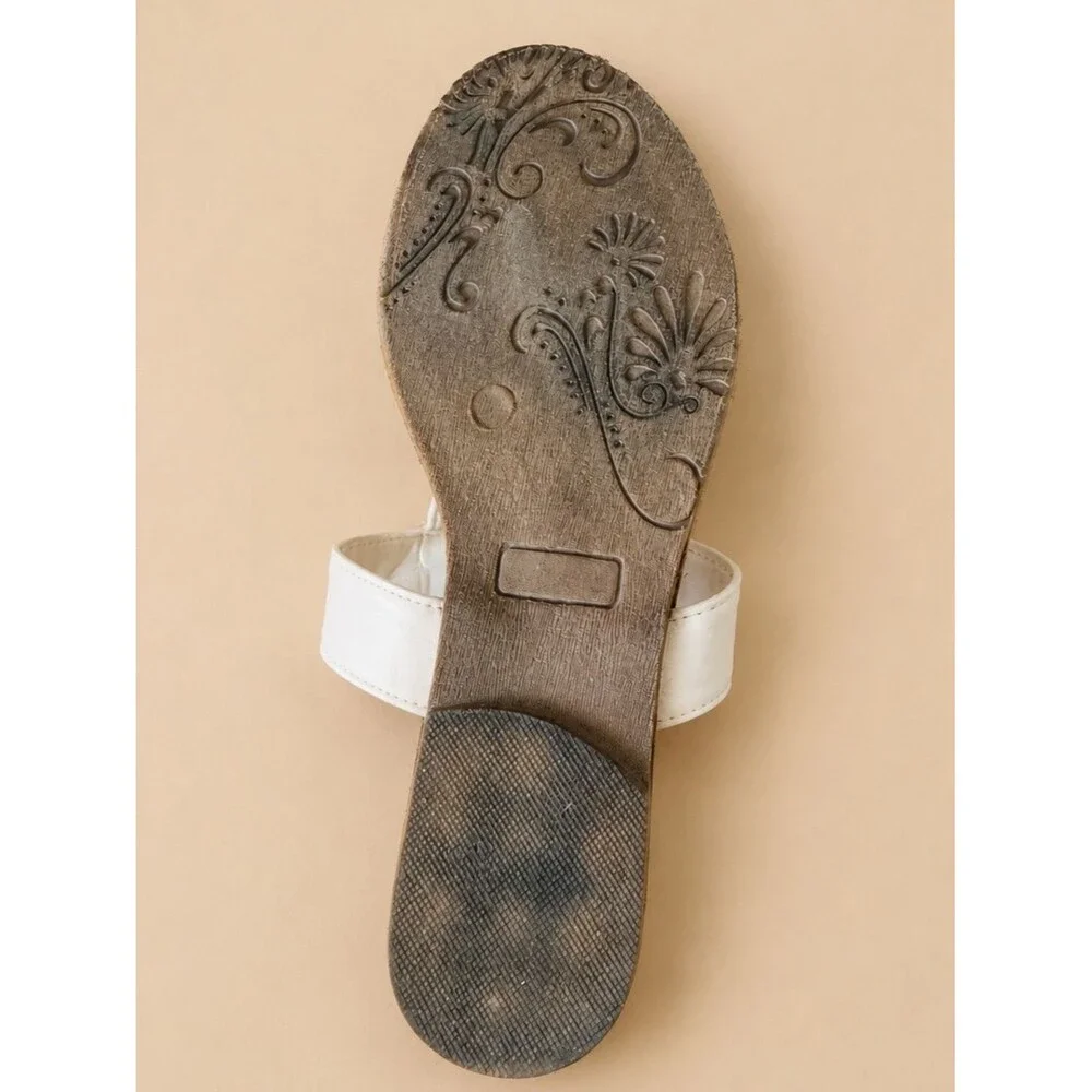 Vintage Y2K Guess White Gold Logo Accent Hardware Thong Sandals Size 6 - Picture 4 of 4